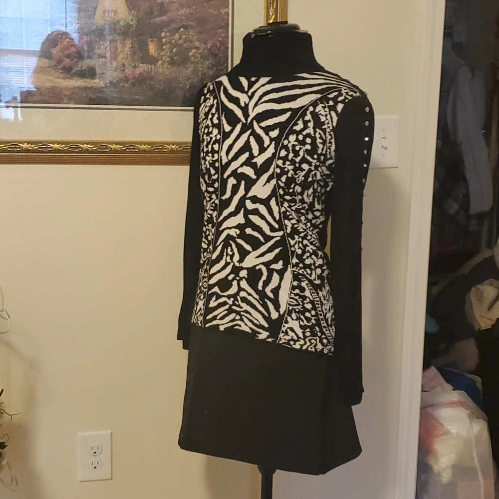 Beautiful black-and-white print turtleneck sweater with beaded sleeve detail - Picture 7 of 7